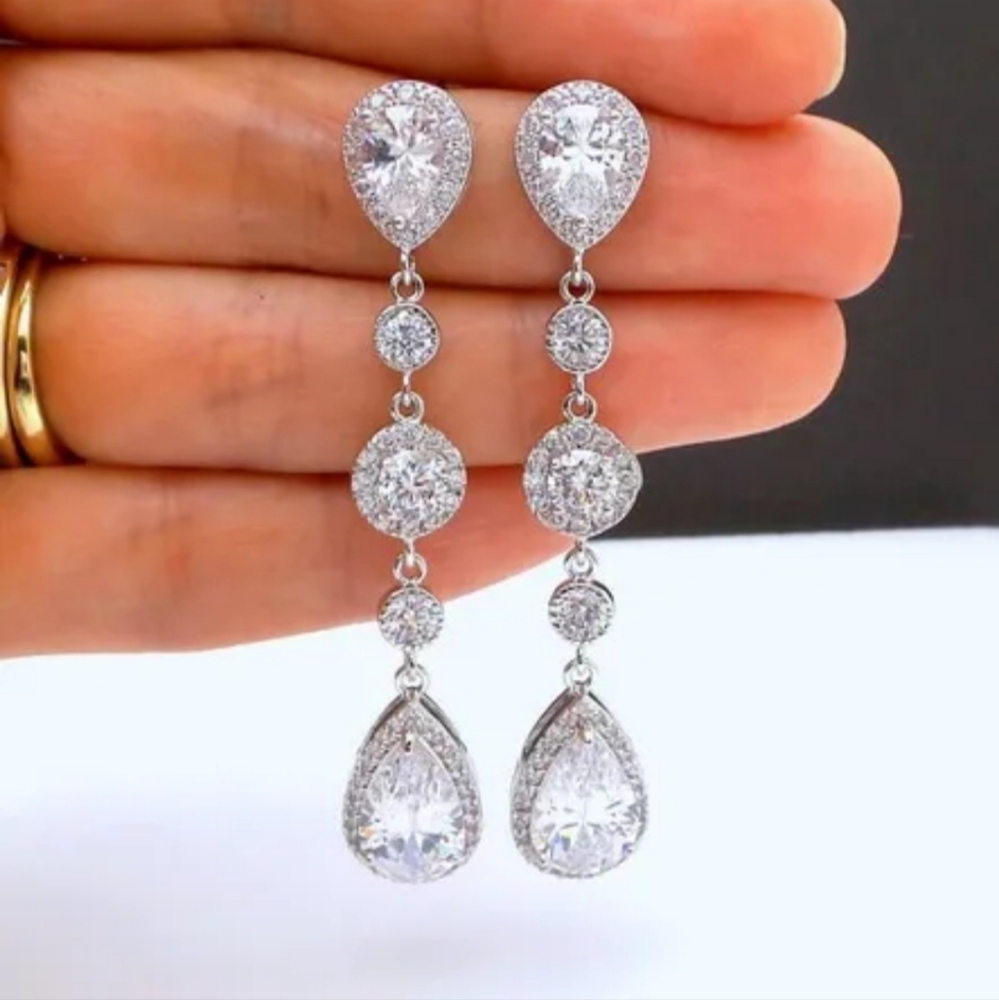 ✨️3 For $15✨️ Pear Shape Crystal Drop Earrings - Picture 2 of 4
